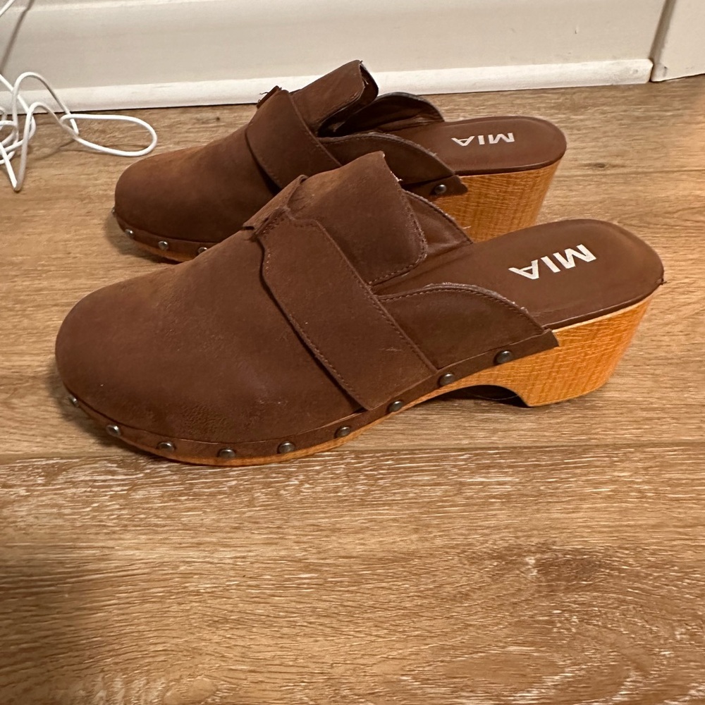 Brown mules